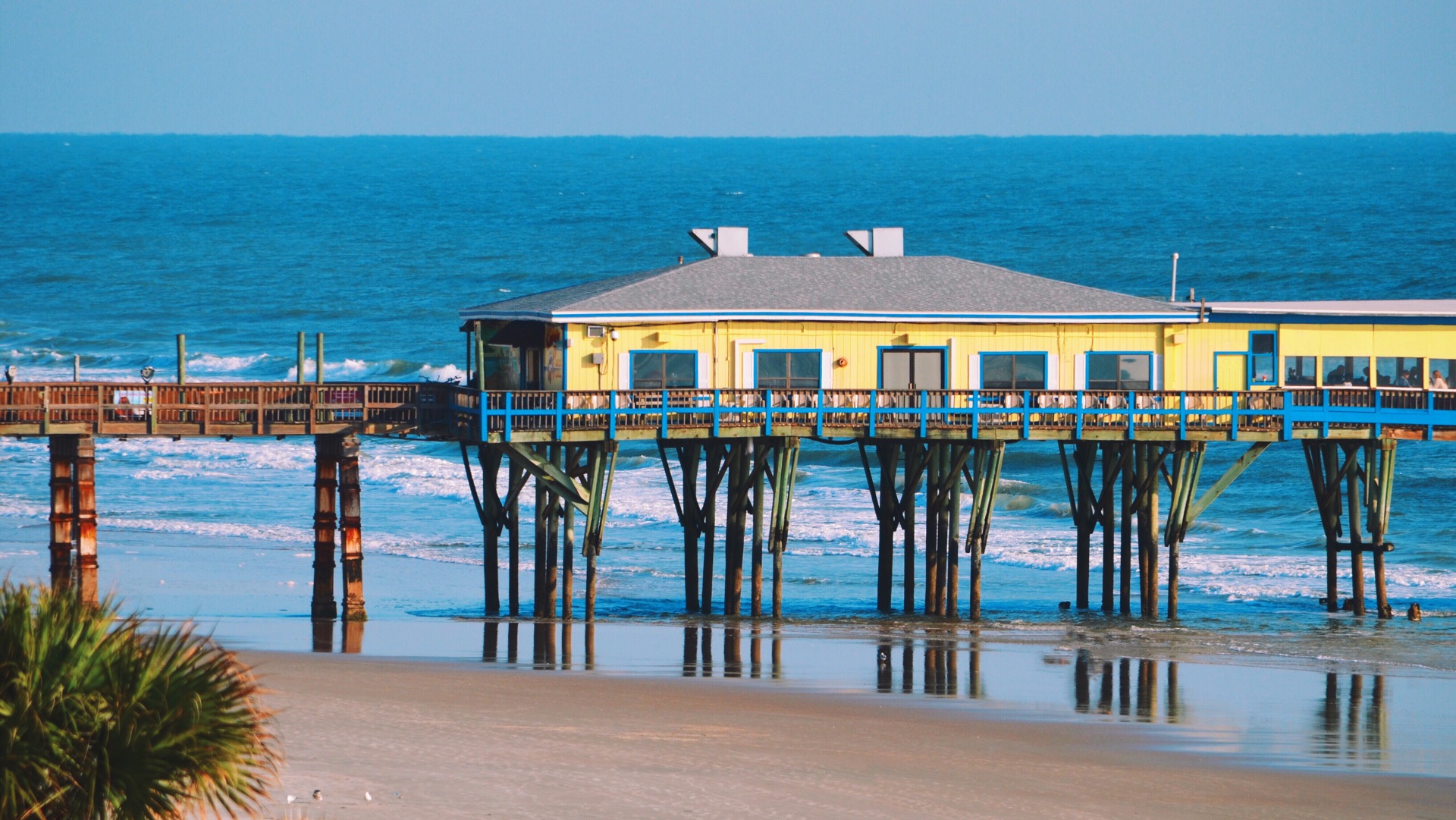 Crabby Joes at Daytona Beach Shores Sunglow Resort